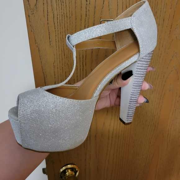 Silver heels - Picture 3 of 4